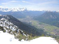 Blick ber den Talkessel von Garmisch Patenkirchen auf das Wettersteingebirge sowie die Ammergauer Alpen