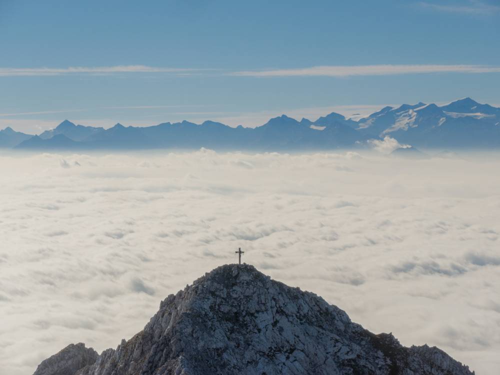 Berggipfel über Wolken