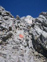 Typisch fr den Aufstieg zur Speckkarspitze: leichte Kletterei - Die Orientierung erfolgt anhand der groen roten Punkten
