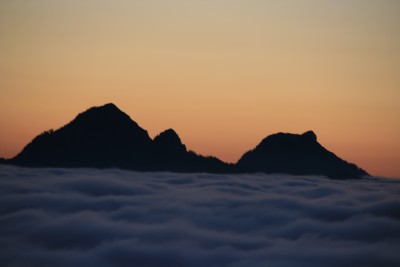 [[Hochsalwand]], [[Lechnerkopf]] und [[Breitenstein (Bayerische Voralpen|Breitenstein]] ber dem Nebelmeer
