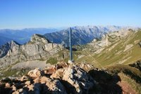Gipfelkreuz der Rofanspitze - im Hintergrund die Stubaier Alpen und das Karwendelgebirge