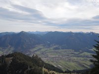 auf der anderen Talseite der Isar reicht der Blick in die östlichen Tegernseer Berge