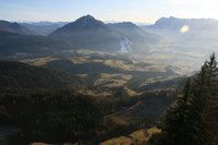 Blick vom Gipfel nach Kössen und das Unterberghorn
