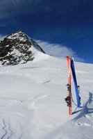 Je nach Gusto stellt man die Skier am Sattel oder näher am Felsen ab
